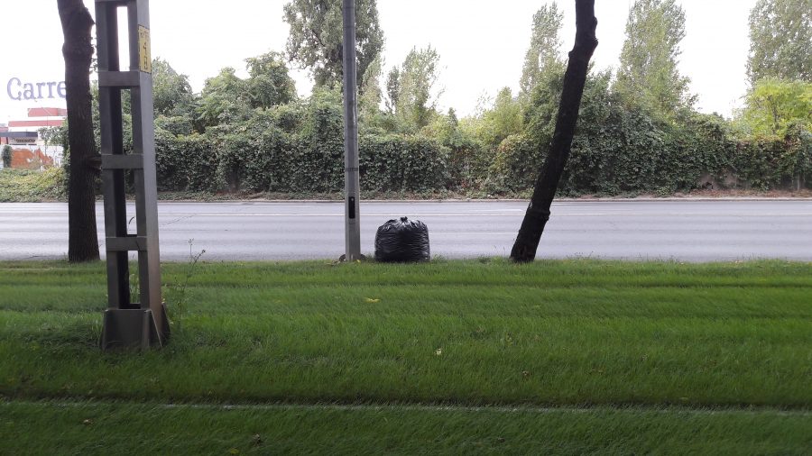 Saci de gunoaie pe strada in Bucuresti, sectorul 5.