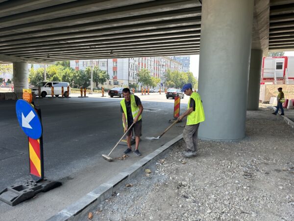 Cum fac față codului roșu de caniculă oamenii care ne repară orașul FOTO: Cătălin Anghel-Dimache