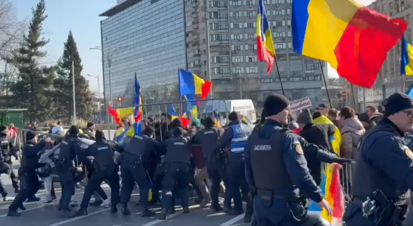 Încăierări ale protestatarilor pro-Georgescu din Piaţa Victoriei cu jandarmii. Foto: Dan Barbu/ FB
