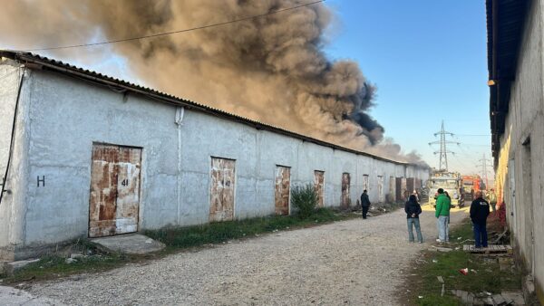 Incendiu la un depozit din Voluntari. FOTO: ISU B-IF