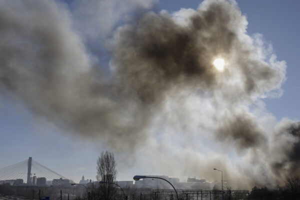 Poluare în urma unui incendiu în apropiere de gara Basarab. FOTO: INQUAM / Octav Ganea