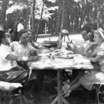 La masa în pădurea Pustnicul 1937- Fotografia face parte din patrimoniul Muzeului Municipiului București