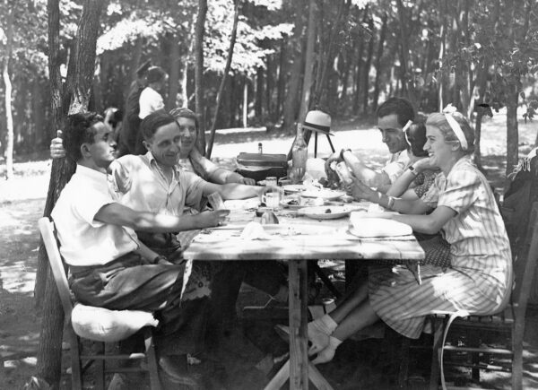 La masa în pădurea Pustnicul 1937- Fotografia face parte din patrimoniul Muzeului Municipiului București
