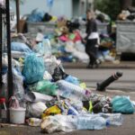 Curățenie cu forța pe proprietățile private din Sectorului 5. FOTO: Inquam Photos / Octav Ganea