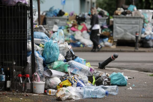 Curățenie cu forța pe proprietățile private din Sectorului 5. FOTO: Inquam Photos / Octav Ganea