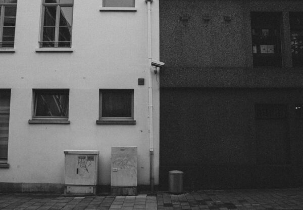 Un hoţ cu pistolul la el, prins la furat, într-o casă din Sectorul 2. FOTO cu titlu ilustrativ, via unsplash.com