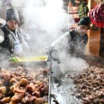 Mâncare tradițională, la târgul de Crăciun din Drumul Tabere. Foto PS 6