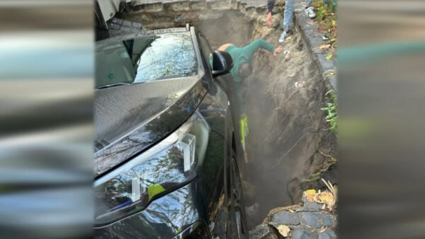 Asfaltul s-a surpat în curtea unei școli. Captură video