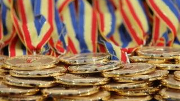 Elevii și profesorii cu merite deosebite, premiați de autorități.