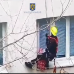 Operaţiune spectaculoasă, cu forţele speciale şi alpinişti ISU. FOTO: captură clip Poliţia Capitalei
