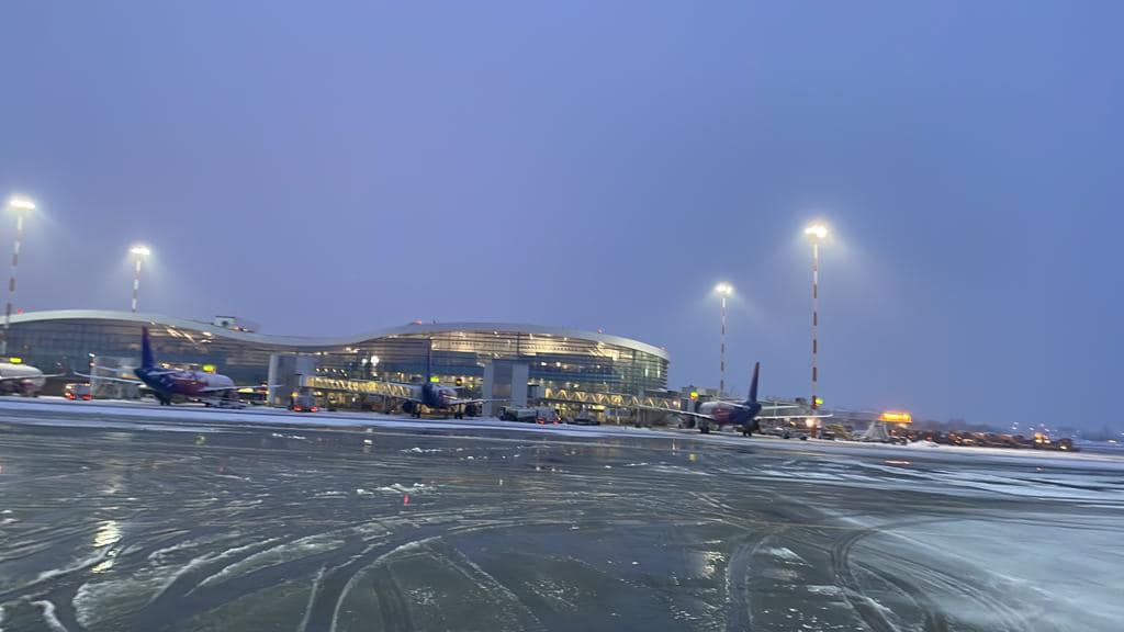 Traficul aerian, în condiţii de iarnă. FOTO: CNAB