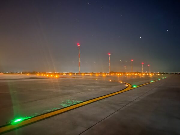 Mai multe parcări pentru avioane la Aeroportul Otopeni. Foto CNAB