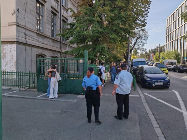 Şcolile din Bucureşti, păzite cu poliţişti ori jandarmi