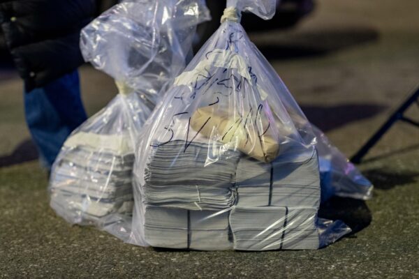 Rezultatele la parlamentare în Bucureşti şi Ilfov. FOTO: saci cu voturi, INQUAM / Virgil Simionescu