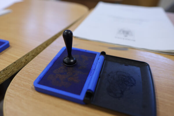 Alegeri prezidențiale 2025 | Fotografierea sau filmarea buletinului de vot este interzisă. FOTO: INQUAM / George Călin