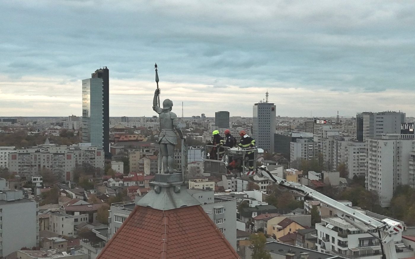 Scutul statuii Sf. Dimitrie, dat jos. FOTO: primariasector1.ro