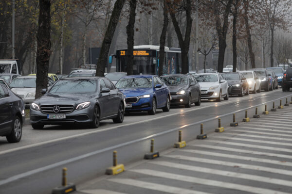 Sub 14 km/h, viteza medie de deplasare a mijloacelor de transport în comun.