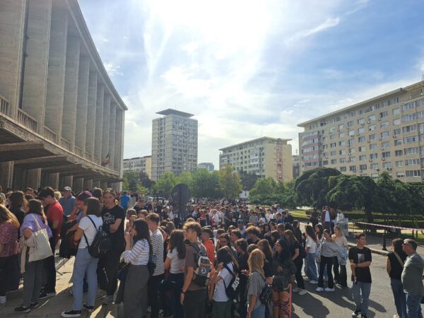 Elevii au stat 2 ore la coadă ca să afle unde pot studia în străinătate. Foto Alexandru Stan