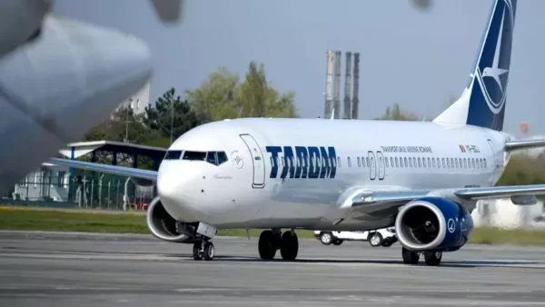 O firmă de recuperare creanțe pune sechestru pe kerosenul dintr-un avion TAROM. FOTO: TAROM