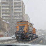 George Tuţă spune că bulevardele au fost deszăpezite de Romprest, dar nu şi străzile secundare. FOTO: FB / PS1