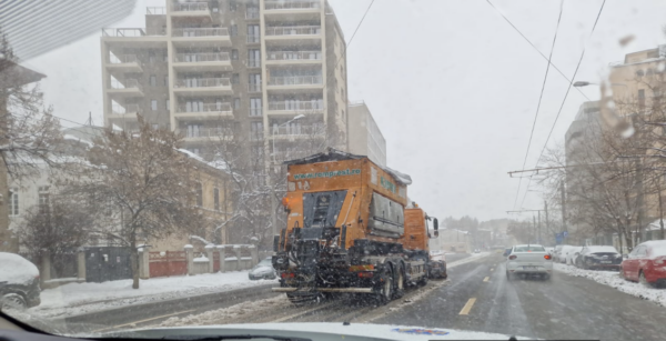 George Tuţă spune că bulevardele au fost deszăpezite de Romprest, dar nu şi străzile secundare. FOTO: FB / PS1