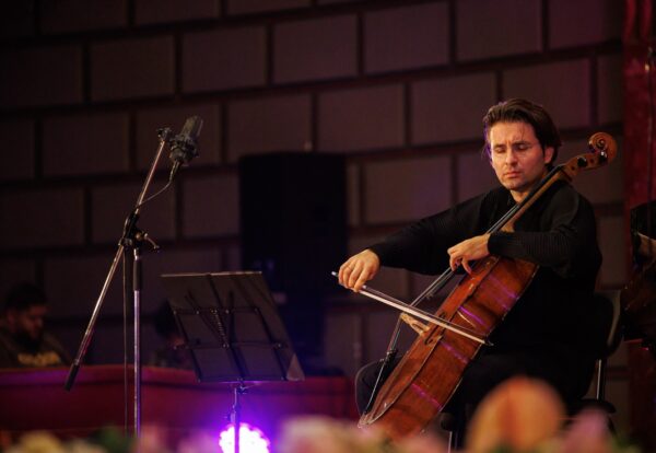 Violoncelistul Valentin Răduțiu, în concert la Ateneul Român. Foto Andrei Gîndac