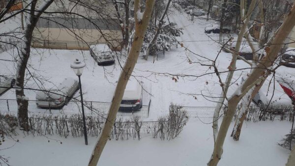 Trotuarele sunt pline de zăpadă